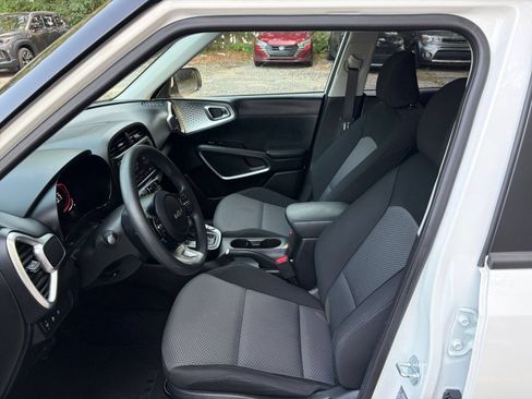 Used 2025 Kia Soul LX w/ LX Technology Package FWD image 24