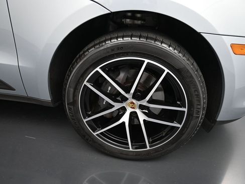 Certified 2025 Porsche Macan AWD/4WD image 31