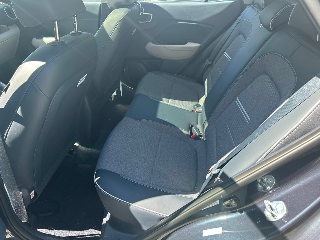 Used 2023 Hyundai Venue Limited FWD image 6