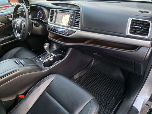 Used 2014 Toyota Highlander XLE AWD/4WD image 19
