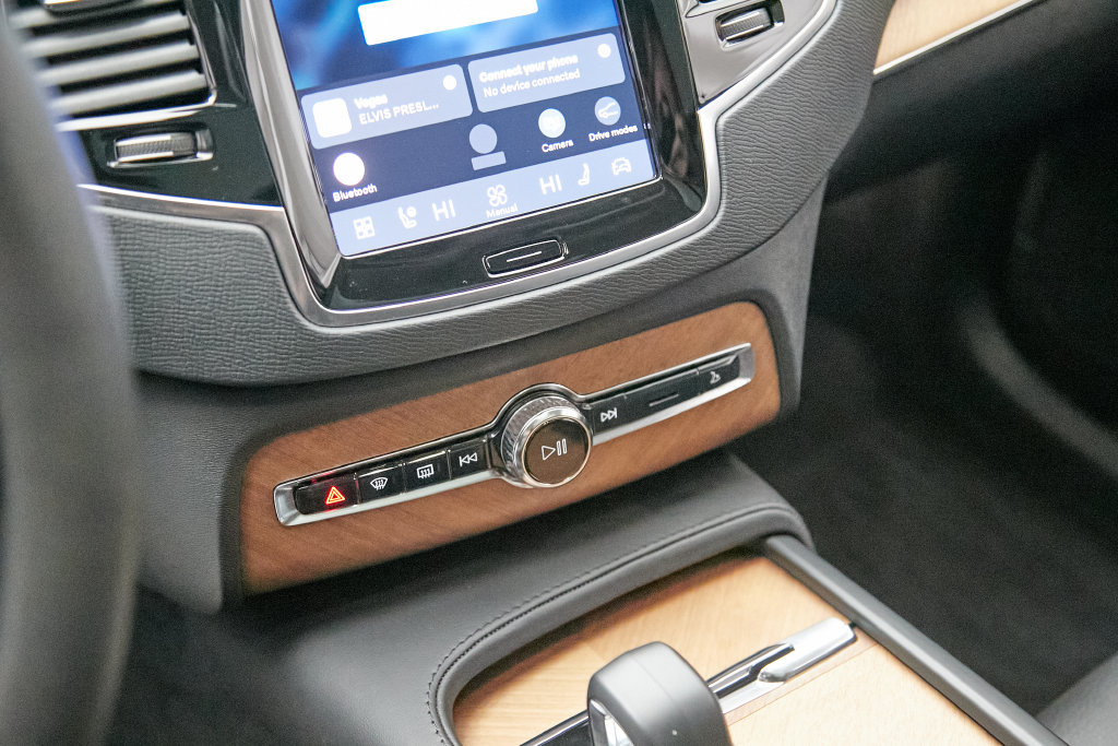 Certified 2024 Volvo XC90 B6 Plus w/ Protection Package Premier AWD/4WD image 16