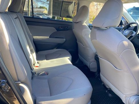 Used 2022 Toyota Highlander LE image 18