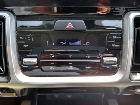 Used 2022 Kia Sorento S w/ Panoramic Sunroof Package AWD/4WD image 25