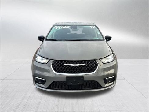 Certified 2024 Chrysler Pacifica Limited FWD image 2