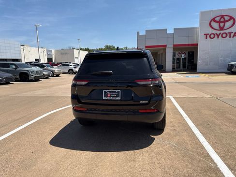 Used 2023 Jeep Grand Cherokee Altitude AWD/4WD image 19
