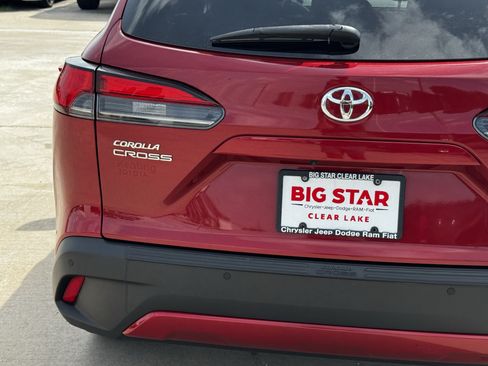 Used 2023 Toyota Corolla Cross XLE w/ Convenience Package AWD/4WD image 11
