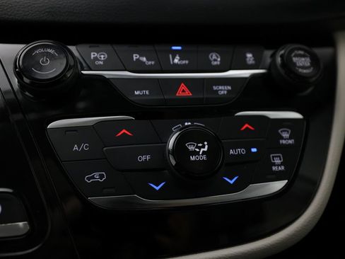 Used 2019 Chrysler Pacifica Touring-L Plus FWD image 26