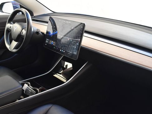 Used 2018 Tesla Model 3 Long Range image 25