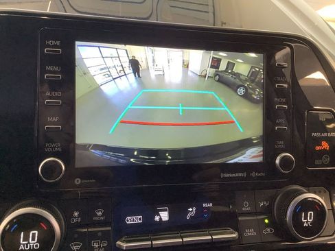 Used 2021 Toyota Highlander XLE AWD/4WD image 26