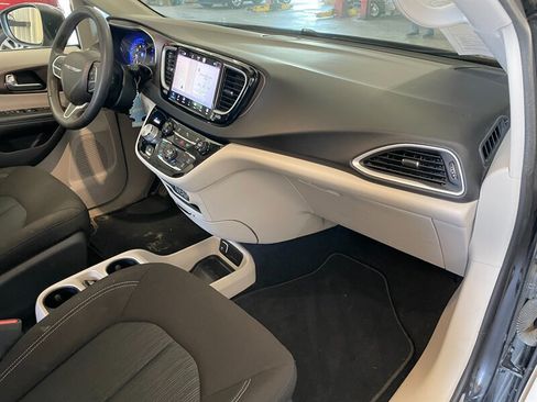 Used 2022 Chrysler Voyager LX FWD image 20