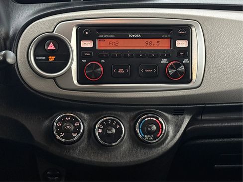 Used 2012 Toyota Yaris SE image 19