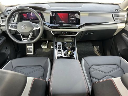 Used 2024 Volkswagen Atlas Peak Edition SE image 11