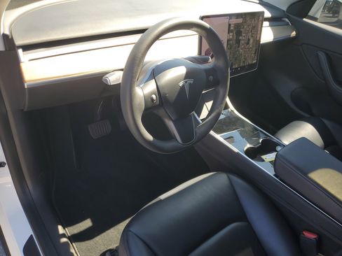 Used 2021 Tesla Model Y Long Range image 12