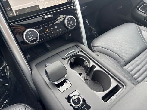 New 2025 Land Rover Discovery Dynamic SE image 29