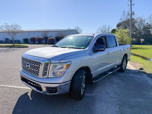 Used 2018 Nissan Titan SV w/ SV Convenience Package image 9