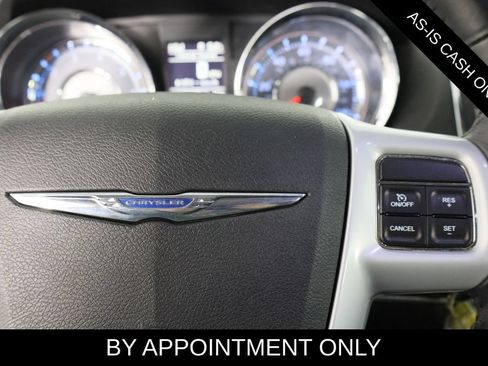 Used 2014 Chrysler Town & Country Touring FWD image 7