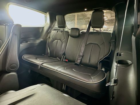 Used 2025 Chrysler Pacifica Premium FWD image 29