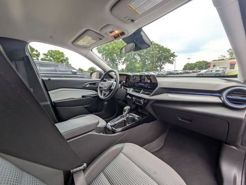 Used 2025 Chevrolet Trax LT w/ LT Convenience Package FWD image 29