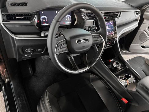 New 2025 Jeep Grand Cherokee Altitude AWD/4WD image 2