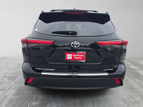 Used 2023 Toyota Highlander LE AWD/4WD image 4