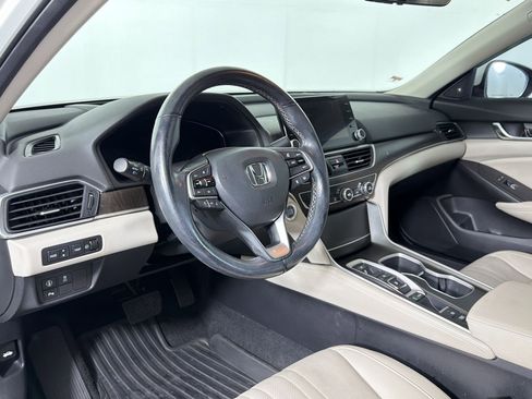 Used 2020 Honda Accord Touring image 3