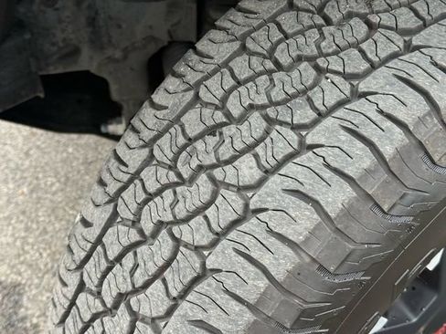 Certified 2025 Toyota Tacoma TRD Off-Road image 40