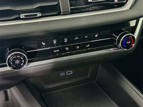 Used 2025 Chevrolet Equinox LT w/ Safety and Technology Package image 17