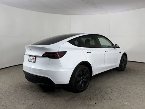 Used 2024 Tesla Model Y Long Range AWD/4WD image 9