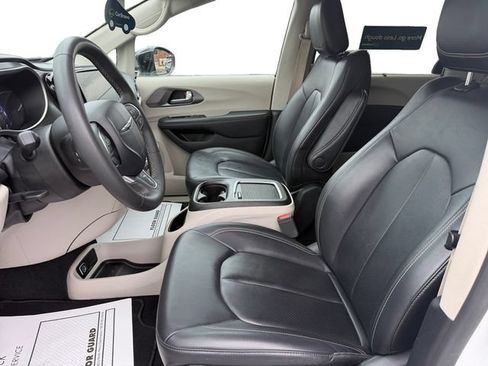 Used 2024 Chrysler Pacifica Touring-L FWD image 11