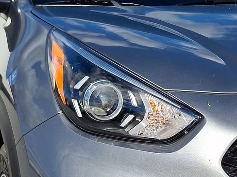 Certified 2022 Kia Niro LXS image 9