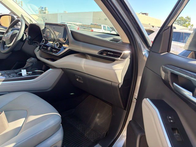 Certified 2026 Toyota Highlander Limited AWD/4WD image 15
