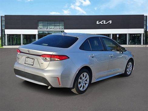 Used 2022 Toyota Corolla LE image 4