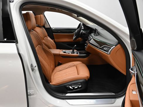 Used 2022 BMW M760i xDrive w/ Luxury Rear Seating Package image 38