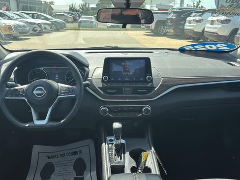 Used 2025 Nissan Altima 2.5 SV FWD image 7