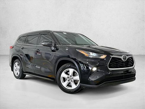 Used 2022 Toyota Highlander LE FWD image 12