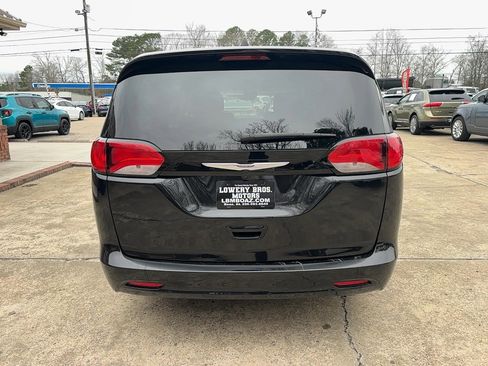 Used 2023 Chrysler Voyager LX image 5