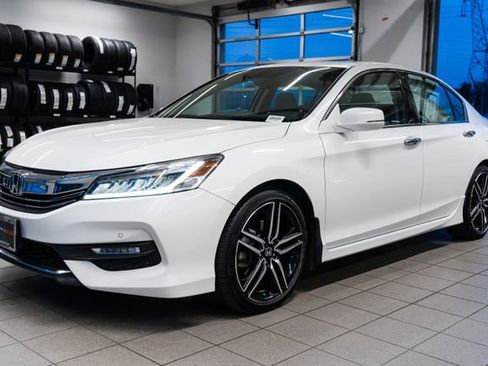 Used 2017 Honda Accord Touring image 3