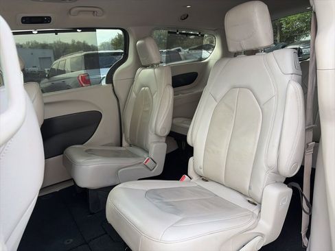 Used 2021 Chrysler Pacifica Touring-L image 12