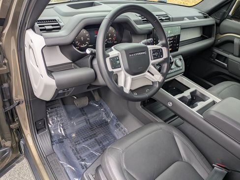 Used 2025 Land Rover Defender 110 X-Dynamic SE image 9