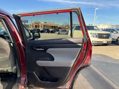 Used 2022 Toyota Highlander XLE image 25