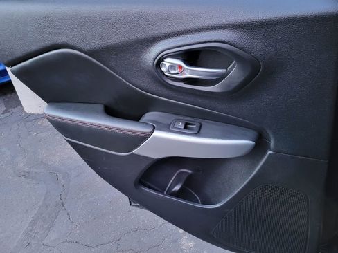 Used 2017 Jeep Cherokee Trailhawk w/ Comfort/Convenience Group image 17