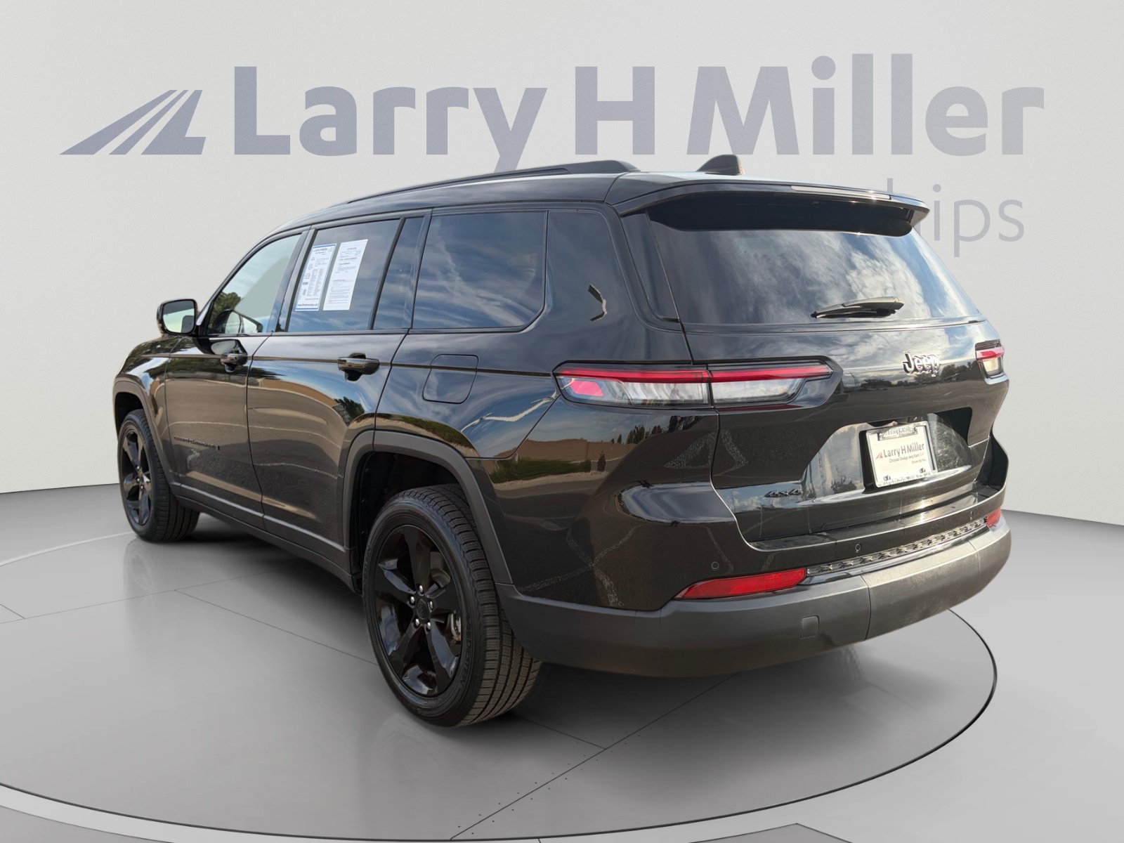 Used 2023 Jeep Grand Cherokee L Laredo AWD/4WD image 4