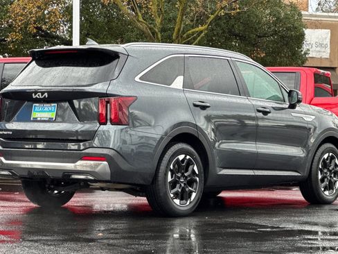 Used 2024 Kia Sorento S image 3