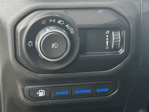 Used 2023 Jeep Wrangler Sahara w/ Cold Weather Group image 17