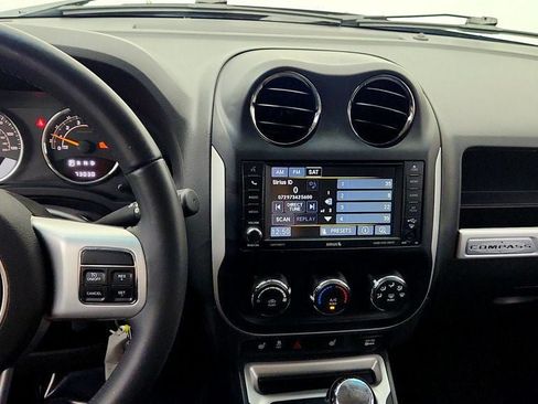 Used 2017 Jeep Compass Latitude FWD image 18