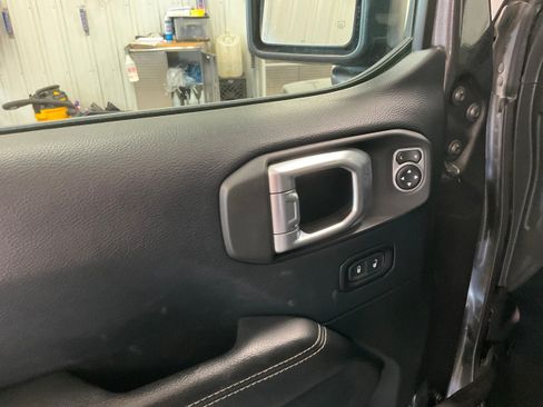 Used 2018 Jeep Wrangler Unlimited Sahara AWD/4WD image 10
