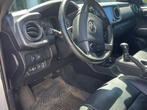 Used 2020 Toyota Tacoma TRD Off-Road w/ TRD Premium Off Road Package AWD/4WD image 5
