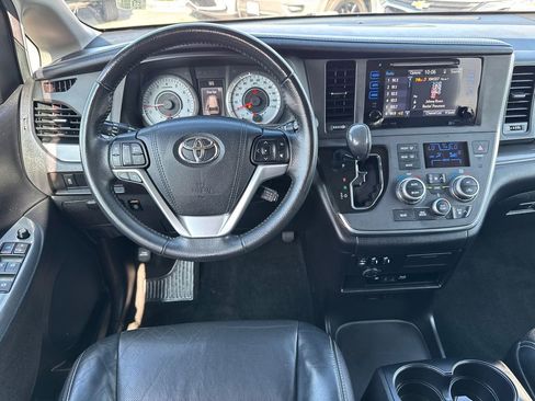 Used 2017 Toyota Sienna SE Premium image 21