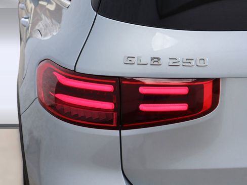 New 2025 Mercedes-Benz GLB 250 4MATIC image 11