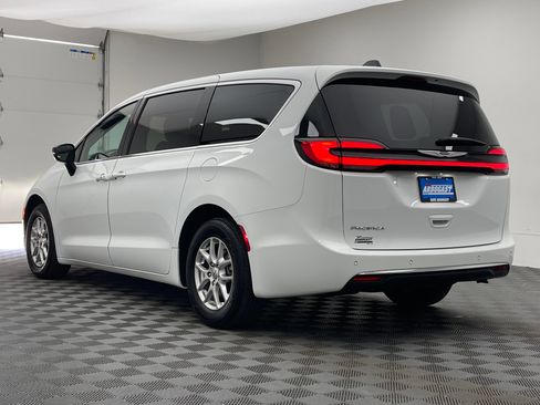 Used 2025 Chrysler Pacifica Select FWD image 9